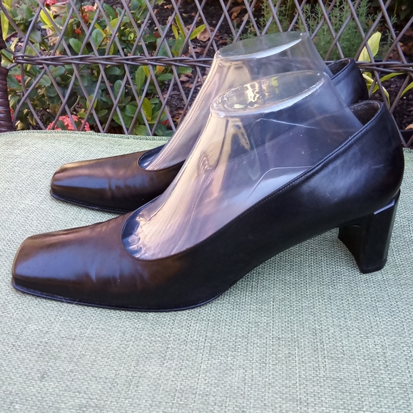 Stuart Weitzman Black Leather Square Toe Chunky Heel Pump. - Picture 8 of 12